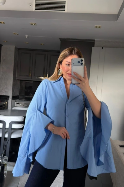 MAVİ KOLLARI VOLANLI GÖMLEK