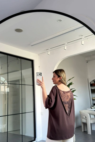 KAHVE SIRTI V DANTELLİ T-SHİRT