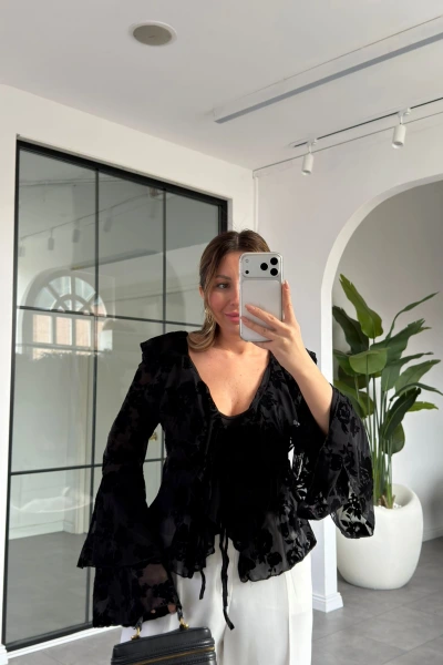 SİYAH FLOK BASKILI BLUZ 0908