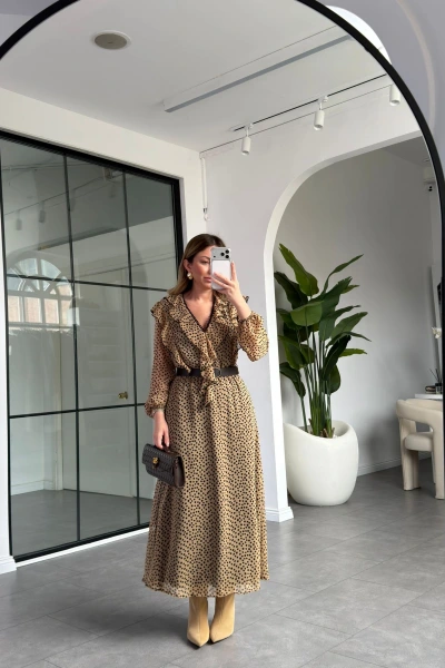 BEJ PUANTİYELİ KEMERLİ ŞİFON ELBİSE