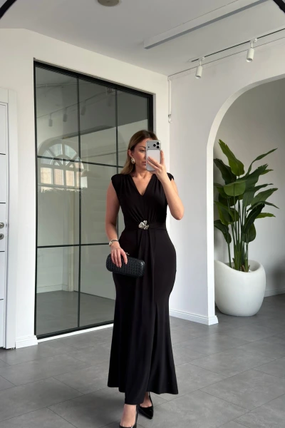 SİYAH V YAKA BROŞ DETAYLI ELBİSE 0903