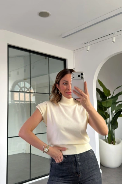 KREM KISA KOL TRİKO BLUZ