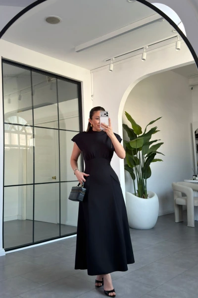 SİYAH GÖĞÜS BÜZGÜLÜ ELBİSE 9716