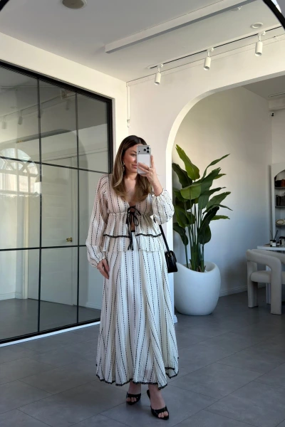 KREM ÖNDEN BAĞLAMA DETAYLI NAKIŞLI BLUZ ETEK TAKIM 9898