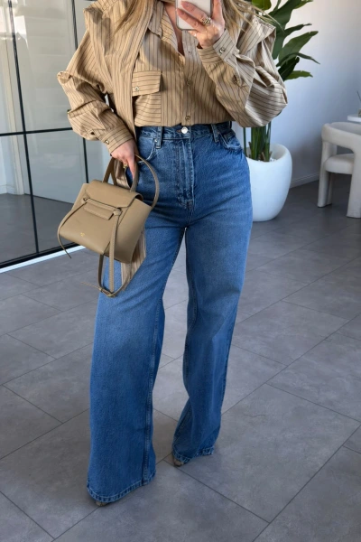 MAVİ CEPLERİ DERİ DETAYLI JEAN