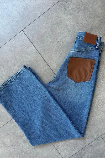 MAVİ CEPLERİ DERİ DETAYLI JEAN