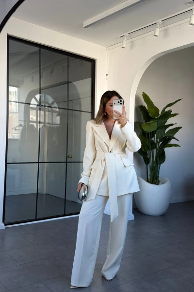 KREM İKİ DÜĞMELİ KUŞAKLI CEKET TAKIM