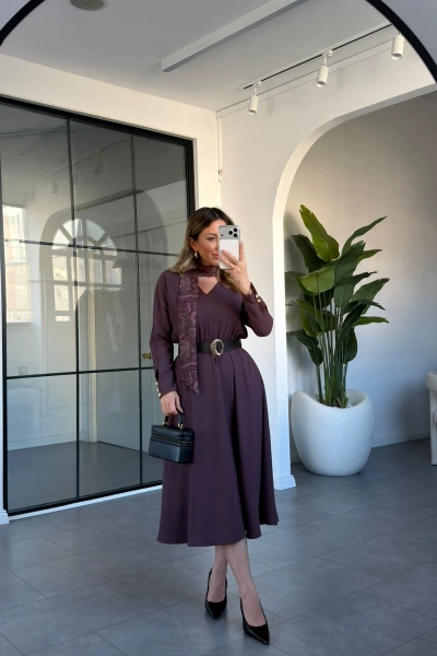 KAHVE FULAR DETAYLI ELBİSE 03029