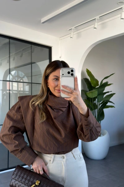 KAHVERENGİ DİK YAKA TASARIM GÖMLEK 8584