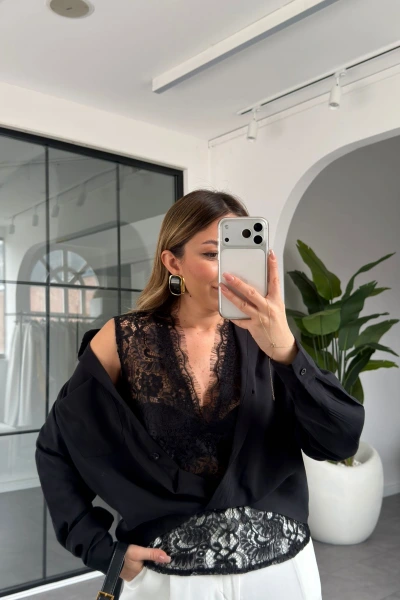 SİYAH DANTEL ATLETLİ TENSEL GÖMLEK