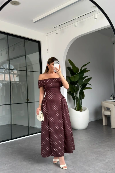 KAHVE PUANTİYELİ MADONNA YAKA MİDİ ELBİSE 00888