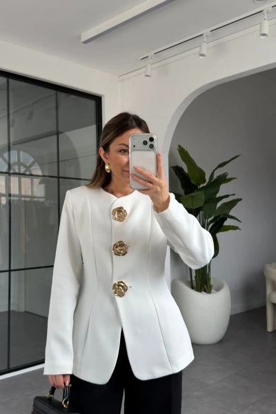 BEYAZ GOLD GÜL DÜĞMELİ BELDEN OTURTMALI CEKET