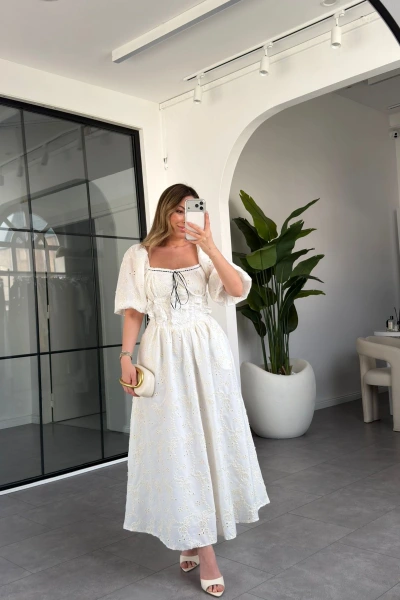 EKRU DANTEL DETAYLI BRODE ELBİSE 8808