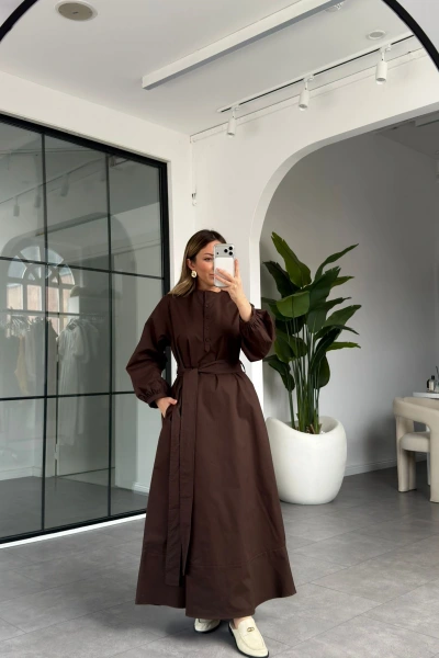 KAHVE KUŞAKLI UZUN ELBİSE 2349