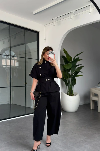 SİYAH DİK YAKA DÜĞMELİ BLUZ TAKIM