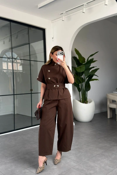 KAHVE DİK YAKA DÜĞMELİ BLUZ TAKIM