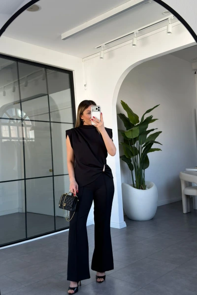 SİYAH OMZU VATKALI BROŞLU TAKIM