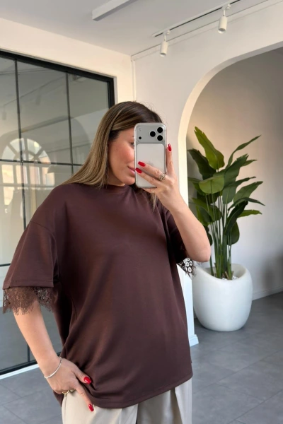 KAHVE KOLLARI VE SIRTI DANTELLİ T-SHİRT 1073