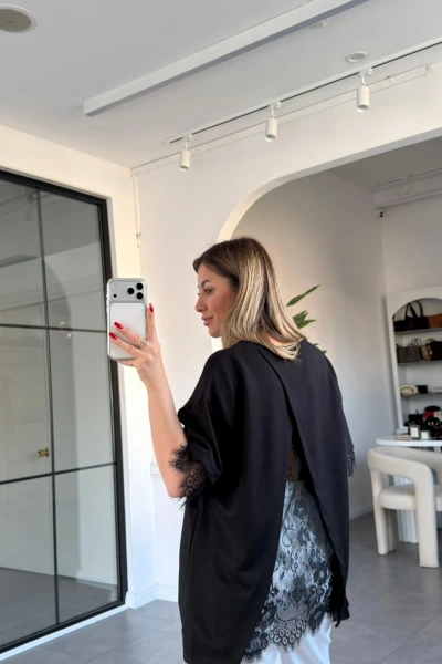 SİYAH KOLLARI VE SIRTI DANTELLİ T-SHİRT 1073