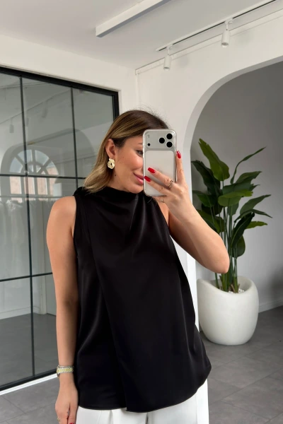 SİYAH KOLSUZ FULARLI BLUZ