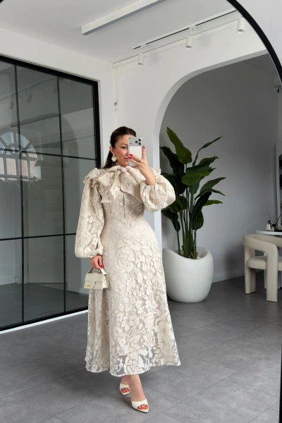 EKRU YAKASI FULAR DETAYLI ELBİSE 9804