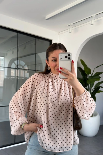 KREM PUANTİYELİ ŞAL DETAYLI ŞİFON BLUZ