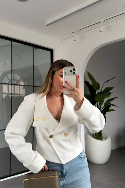 BEYAZ VATKALI GOLD DÜĞMELİ CROP CEKET 01204