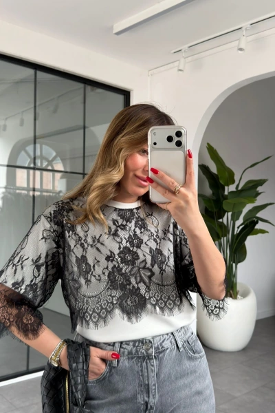 ÜST KISMI DANTEL DETAYLI T-SHİRT