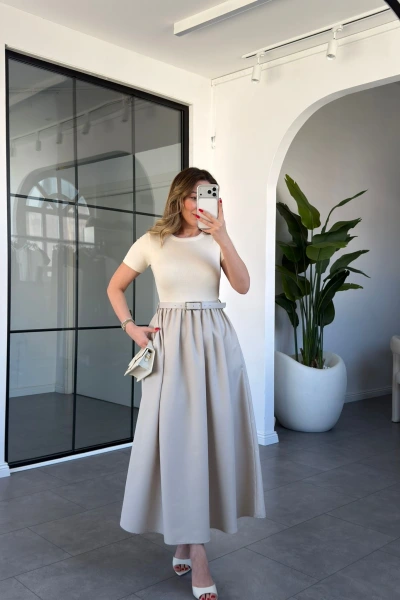 BEJ KISA KOL KEMERLİ ELBİSE