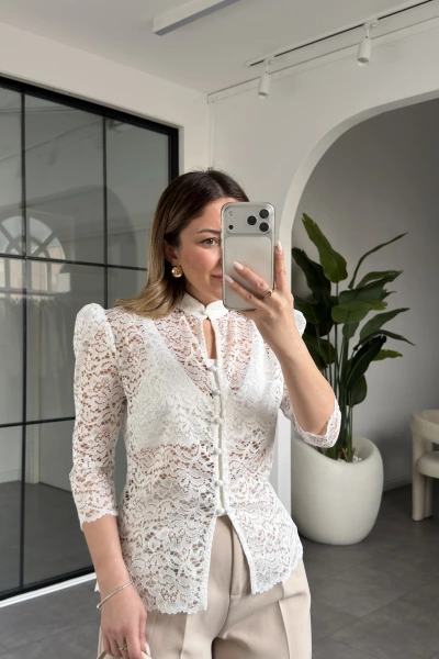BEYAZ DANTELLİ DÜĞME DETAYLI BLUZ