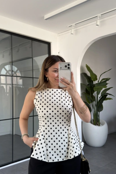 BEYAZ SİYAH PUANTİYE BLUZ