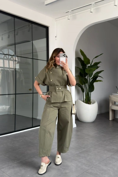 ÇAĞLA YEŞİLİ DİK YAKA DÜĞMELİ BLUZ TAKIM