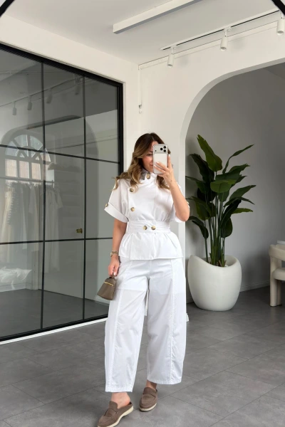 BEYAZ DİK YAKA DÜĞMELİ BLUZ TAKIM