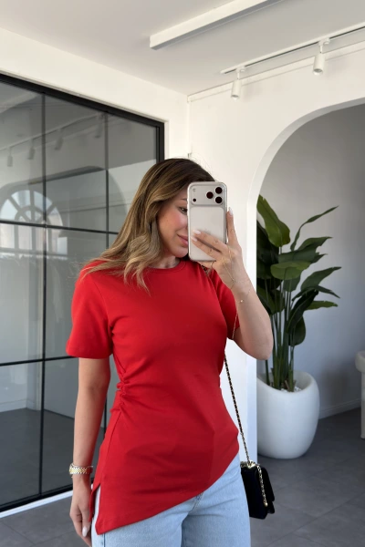 KIRMIZI YANI BÜZGÜLÜ T-SHIRT 22982