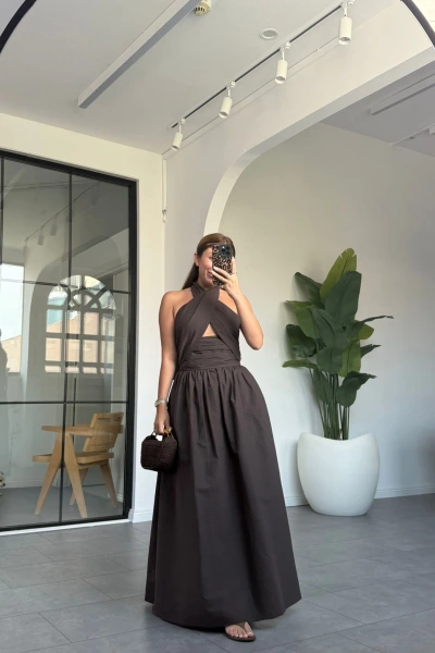 ACI KAHVE BOYUNDAN BAĞLAMALI SIRT DETAYLI TAFTA ELBİSE