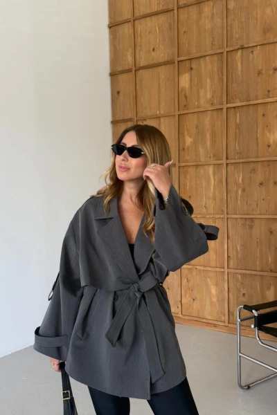 ANTRASİT DÜĞMELİ MANŞET DETAY KUŞAKLI KISA TRENÇKOT