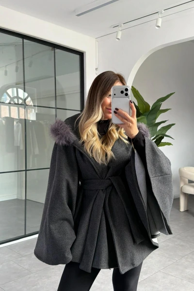 ANTRASİT KÜRK DETAY KAPÜŞONLU KAŞE PANÇO