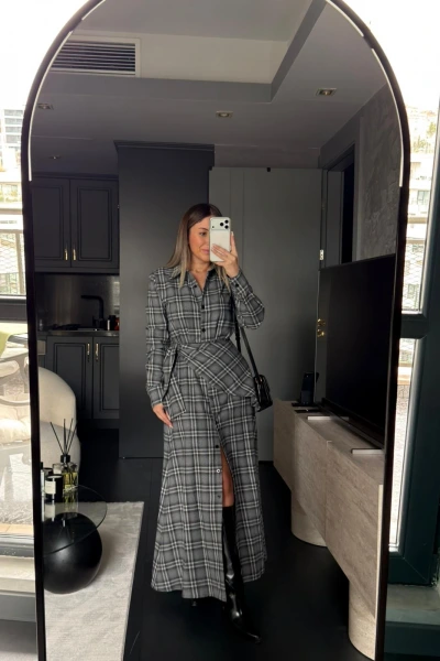 ANTRASİT SİYAH PELERİN DETAY EKOSE ELBİSE