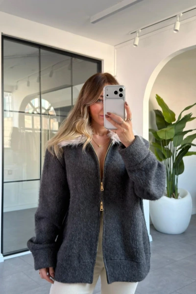 ANTRASİT YAKASI KÜRK DETAYLI HIRKA