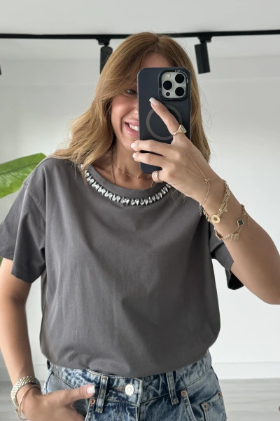 Antrasit Yakası Taş İşlemeli T-shirt