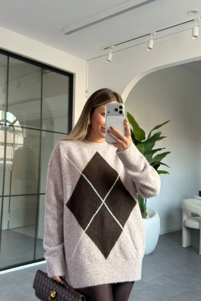 BEJ KAHVERENGİ BAKLAVA DESEN KAZAK