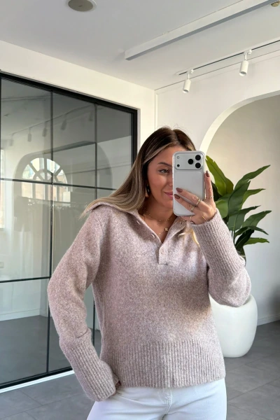 BEJ POLO YAKA YUMUŞACIK DOKULU KAZAK