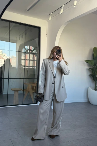 BEJ ŞERİT DETAYLI PANTOLON TAKIM