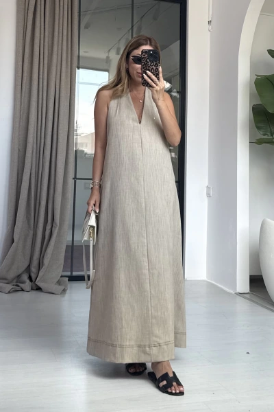 BEJ SIRT DETAYLI V YAKA KETEN ELBİSE