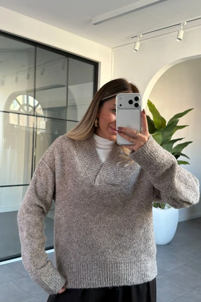 BEJ V YAKA YUMOŞ DOKULU KAZAK