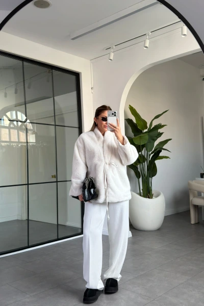 BEYAZ BAĞLAMA DETAYLI KÜRK MONT