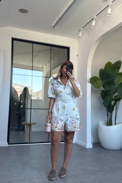 BEYAZ BALON KOL ÇİÇEKLİ ŞORT TULUM