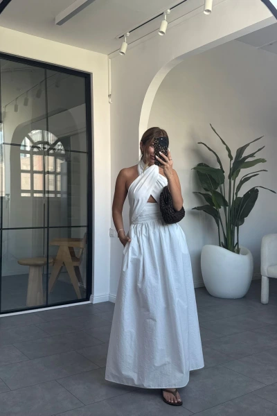 BEYAZ BOYUNDAN BAĞLAMALI SIRT DETAYLI TAFTA ELBİSE