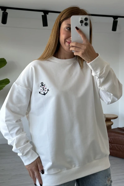Beyaz Çapa Nakışlı Sweatshirt
