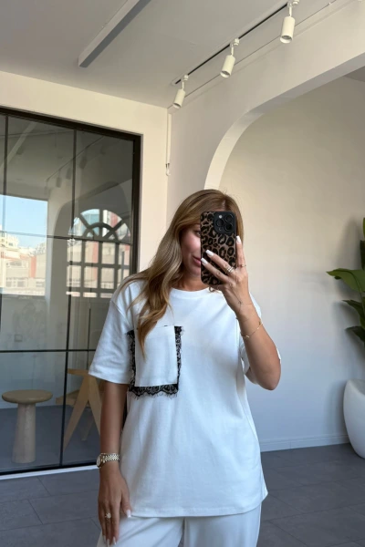 Beyaz Cebi Güpür Detaylı T-shirt